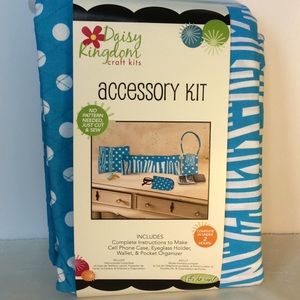 Daisy Kingdom craft sewing accessory Kit  sewing